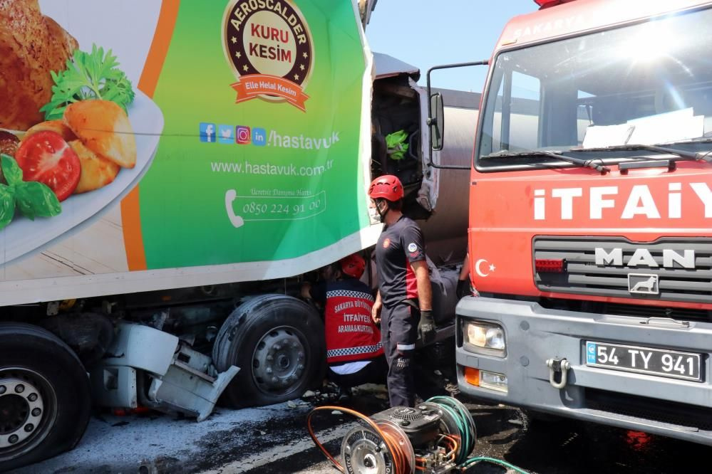 TEM Otoyolu'nda zincirleme korkunç kaza! Tanker, tıra ok gibi saplandı: 1 kişi öldü