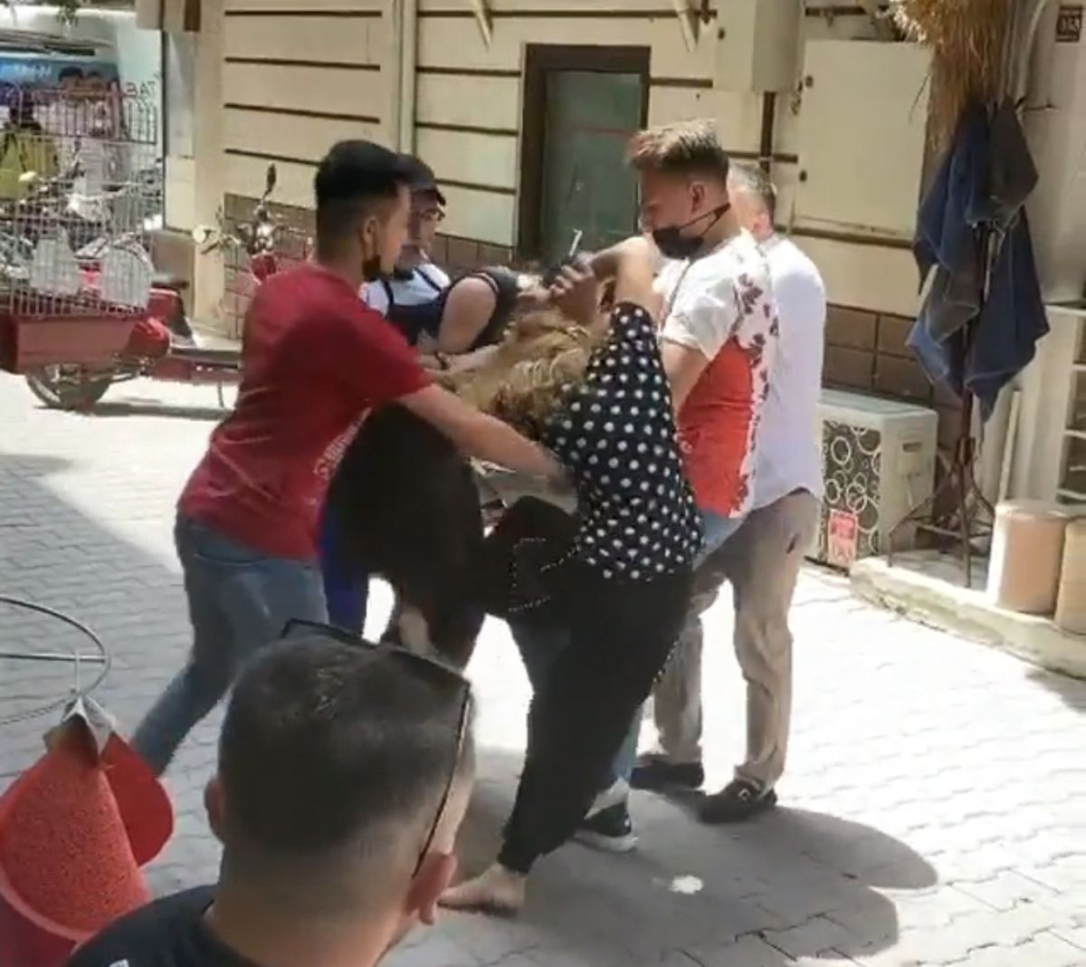 Bursa'da kavga eden genç kızların görüntüsü! 4 esnaf zor ayırdı saçlarını yoldular