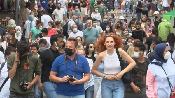 Kısıtlamasız ilk hafta sonunda Büyükada'ya akın ettiler! Elektrikli araçlar önünde uzun kuyruk