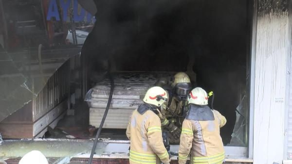 Yangın bu berberi durduramadı! Esenyurt'ta yangına rağmen tıraşa devam etti