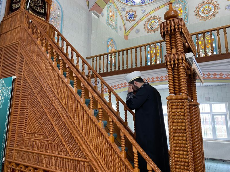 Gaziosmanpaşa'da gençler bu imama bayıldı okuldan çıkan soluğu camide alıyor