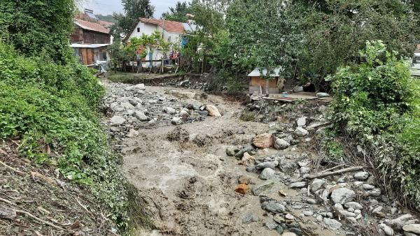 Dereler taştı yollar ve köprü çöktü! Selde kayıp var Düzce Zonguldak Sakarya'da hayat durdu