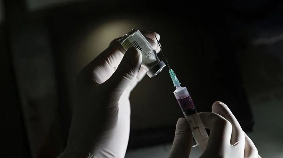 Çift aşı yaptıranlara çarpıcı koronavirüs uyarısı: Bu 4 belirtiye dikkat