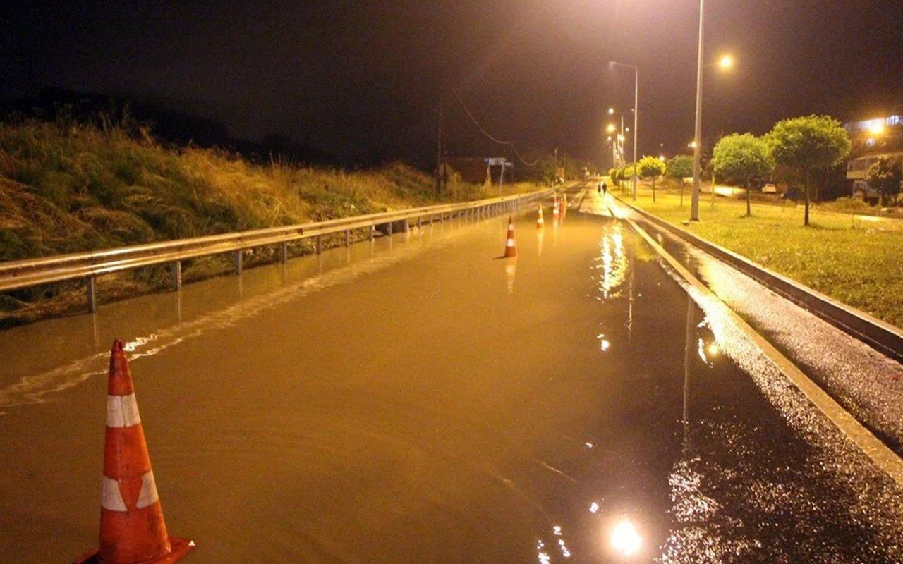 Düzce'yi sel vurdu! Dereler taştı, yollar çöktü insanlar mahsur kaldı