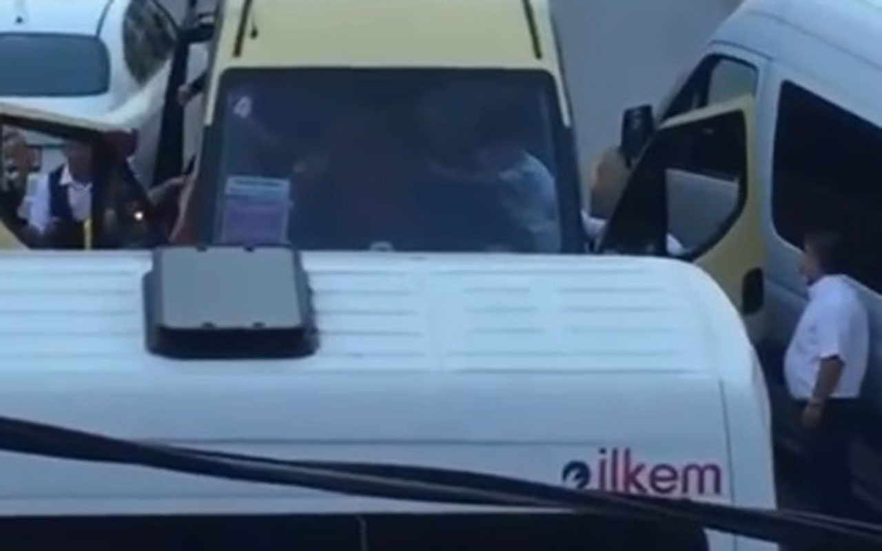 Esenyurt'ta yol verme kavgası minibüs şoförüne tekme tokat saldırı kamerada