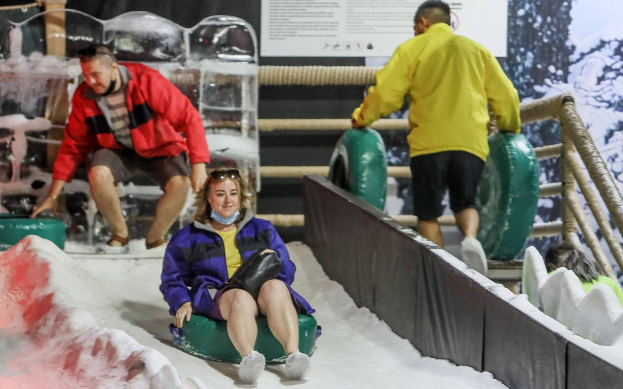 Antalya'da sıcaktan bunalanlar buraya koşuyor! Dışarısı 40, içerisi eksi 5 derece