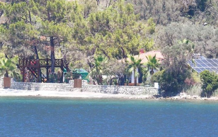 Şahan Gökbakar Marmaris'te lüks evinin önündeki denizi sahiplendi