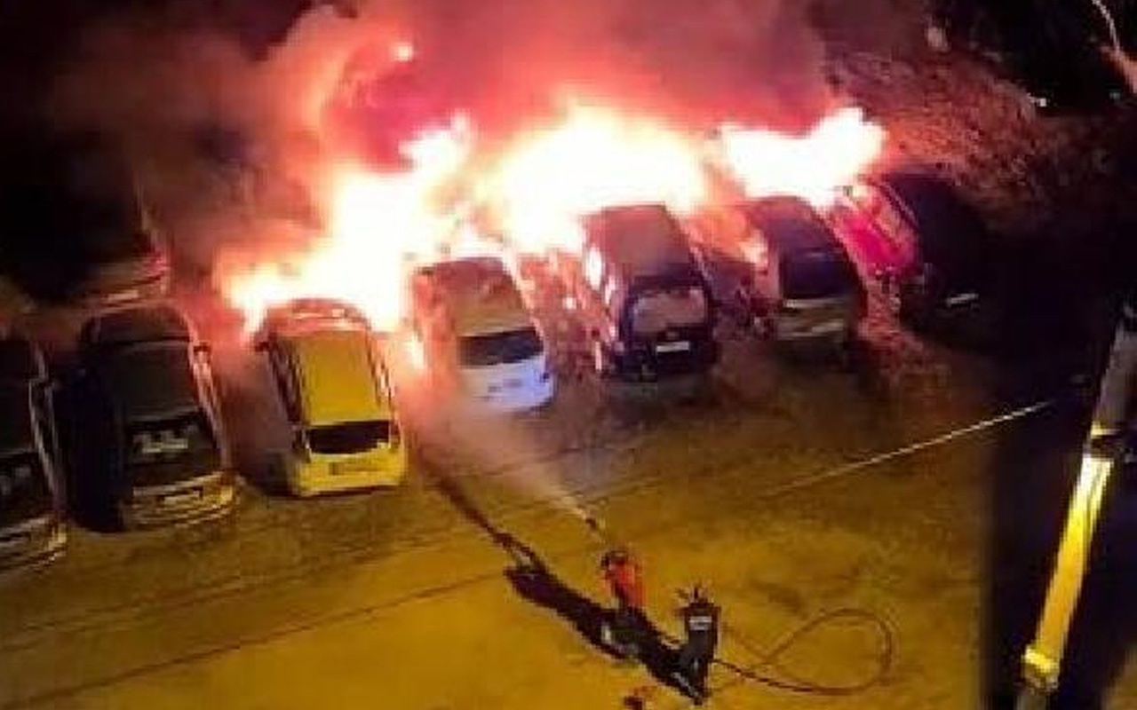 Mersin'de tatilcilere maddi şok! Otoparkta yangın çıktı 12 otomobil küle döndü
