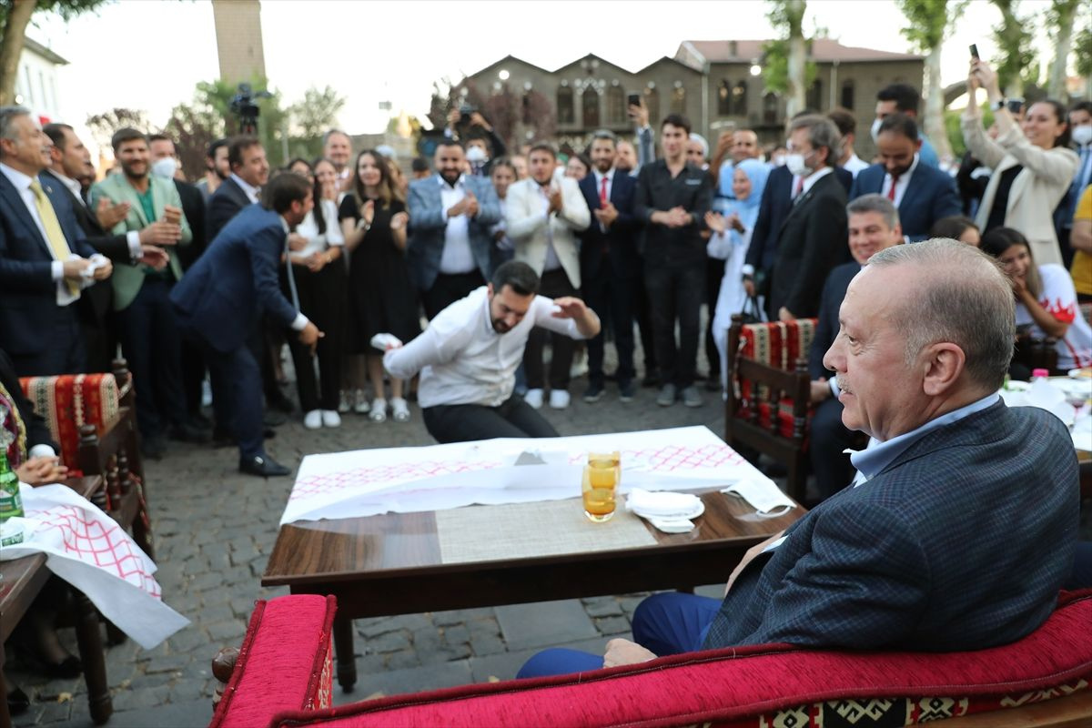 Cumhurbaşkanı Erdoğan, gençlerle buluştu, Neşet Ertaş'ın türküsünü seslendirdi
