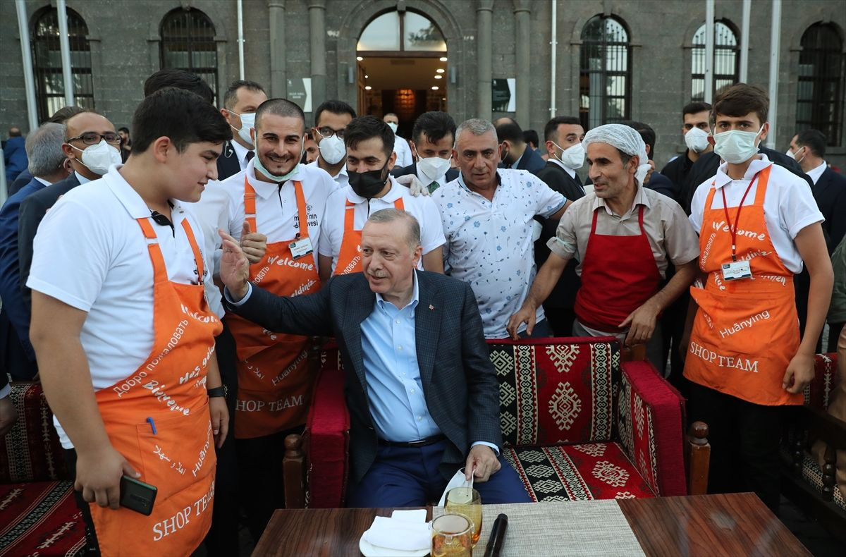 Cumhurbaşkanı Erdoğan, gençlerle buluştu, Neşet Ertaş'ın türküsünü seslendirdi