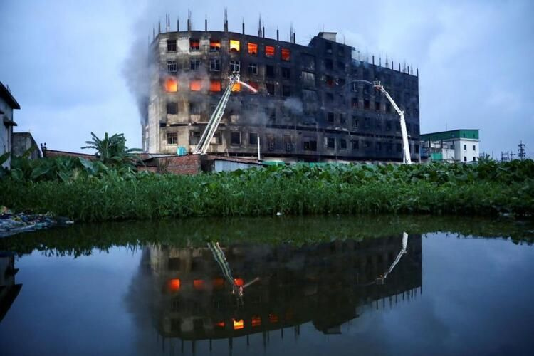 Bangladeş'te fabrika yangını! Görüntüler mahşer yerini aratmadı onlarca ölü var