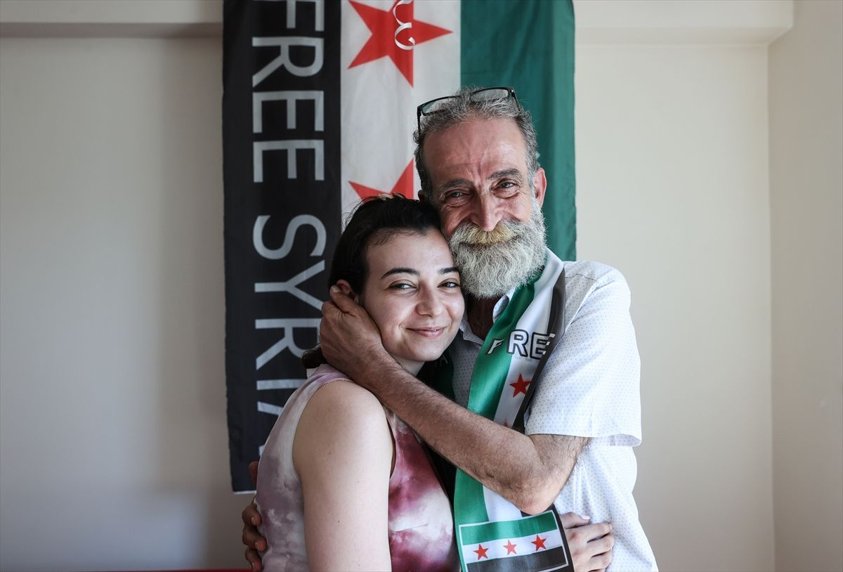 Suriyeli baba ile kızının 12 yıllık hasreti! İstanbul'da duygulandıran kavuşma