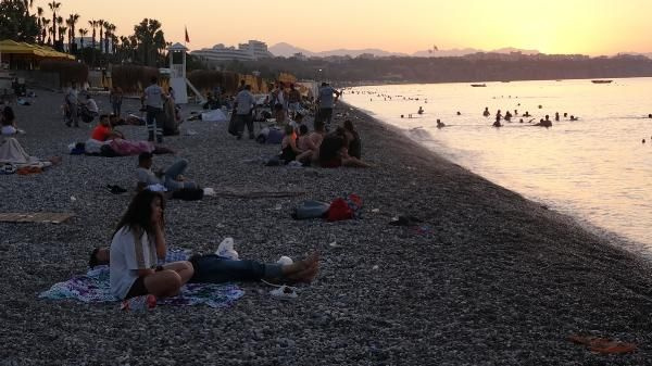 Antalya gece de kavruldu! Sıcaktan bunalanlar Konyaaltı sahilinde sabahladı
