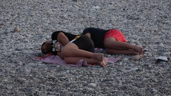 Antalya gece de kavruldu! Sıcaktan bunalanlar Konyaaltı sahilinde sabahladı