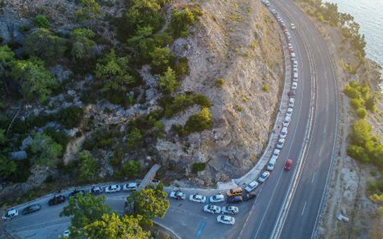 Antalya'da pazar günü soluğu piknikte aldılar mesire alanı girişinde kuyruk oluştu