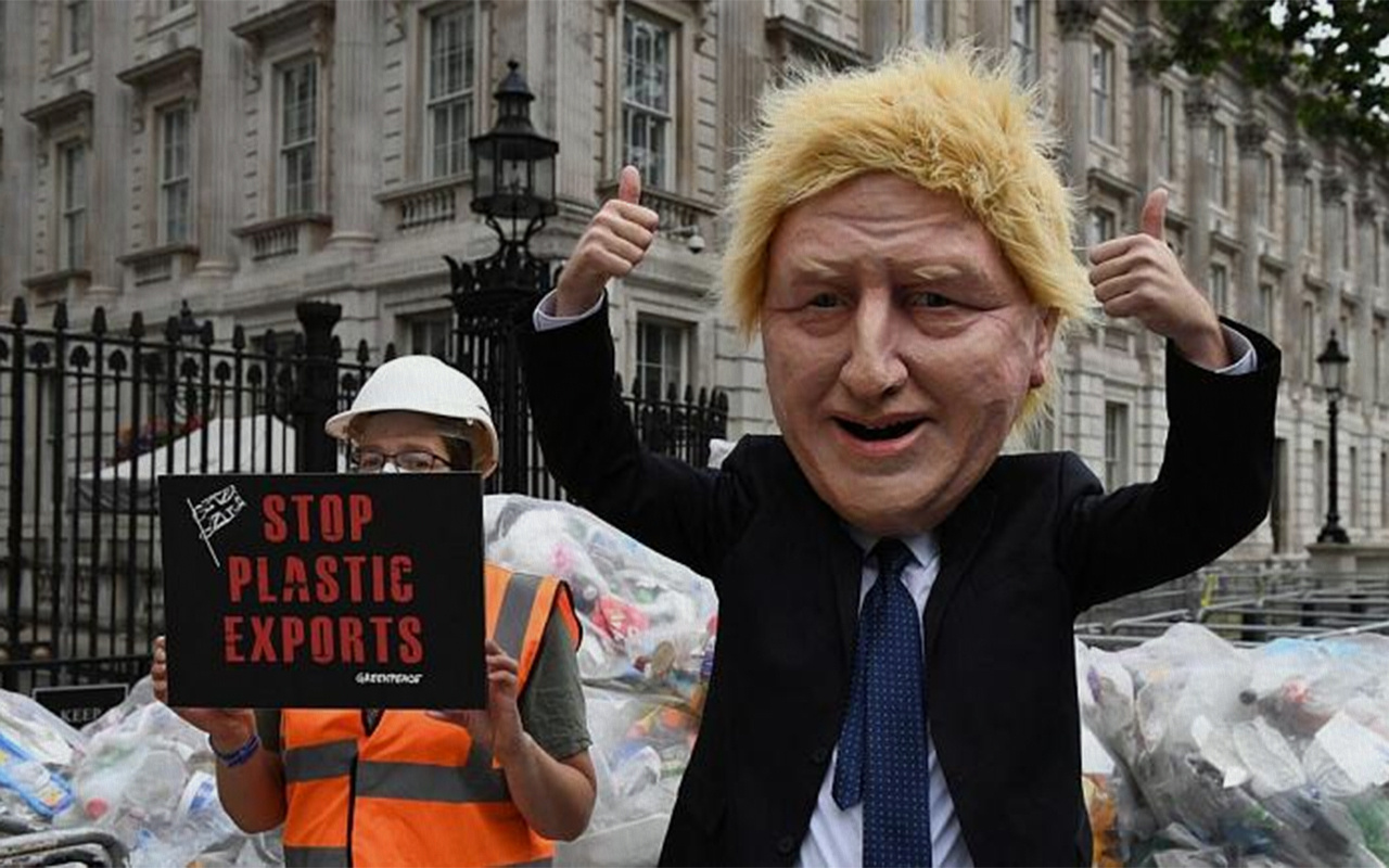 İngiltere Başbakanı Boris Johnson'ın kapısına 625 kg plastik çöp döktüler