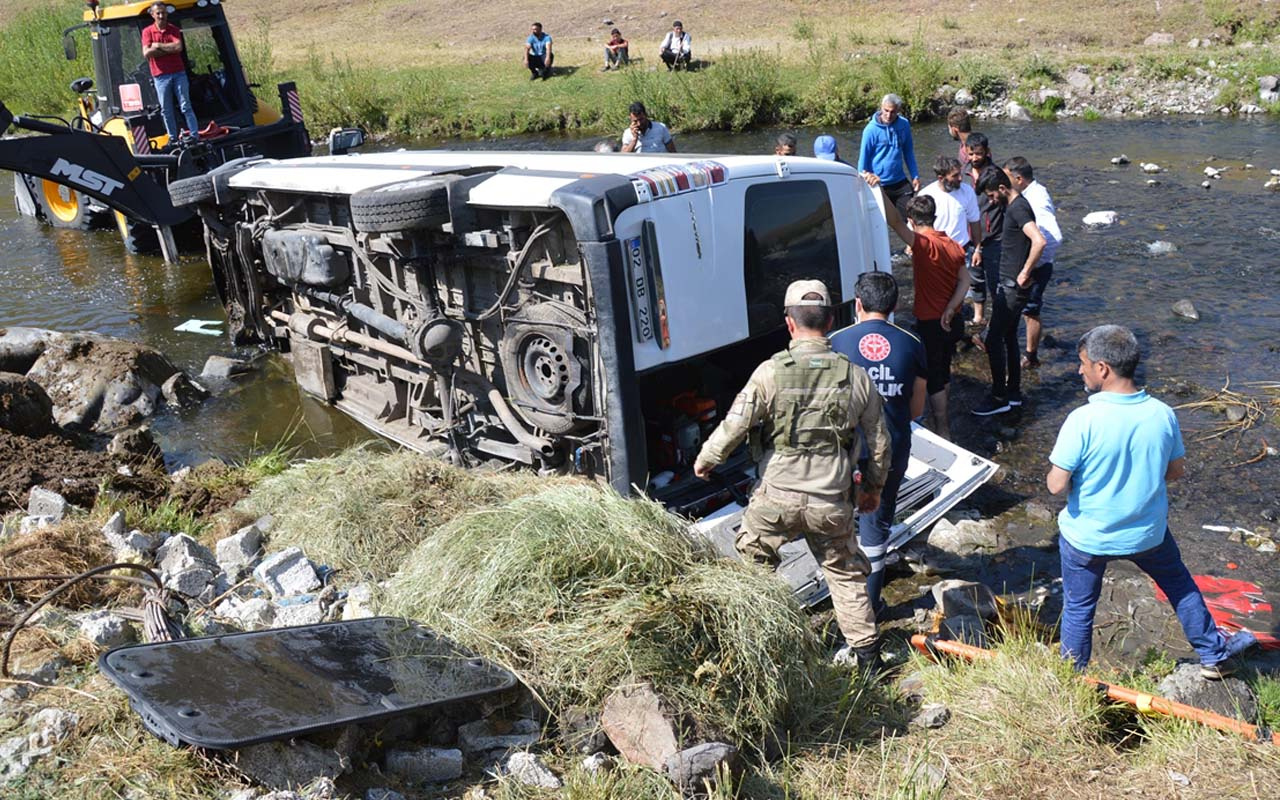 Ağrı'da düğüne giden minibüs devrildi! Araçtaki 13 kişi yaralandı 2'sinin durumu kritik