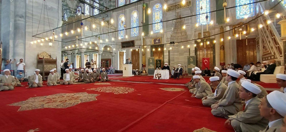 Fatih Camisi'ne 'protokol koltuğu' konuldu! Hafızlık töreninde inanılmaz görüntü