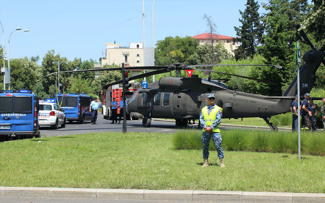 Görenler gözlerine inanamadı! Bükreş'te ABD helikopteri caddeye acil iniş yaptı