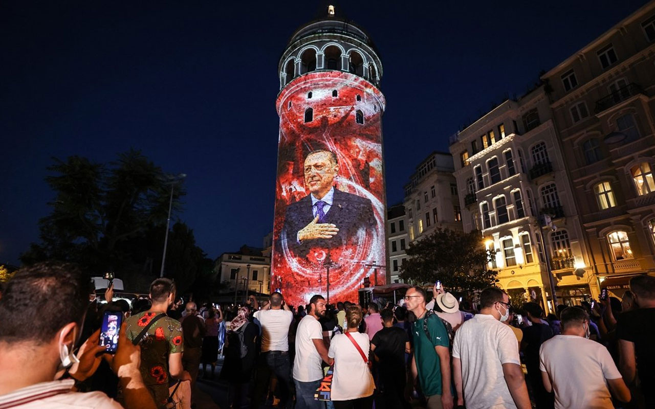 Galata Kulesi, Çamlıca Kulesi ve Ayasofya Meydanı'nda 15 Temmuz temalı gösteri