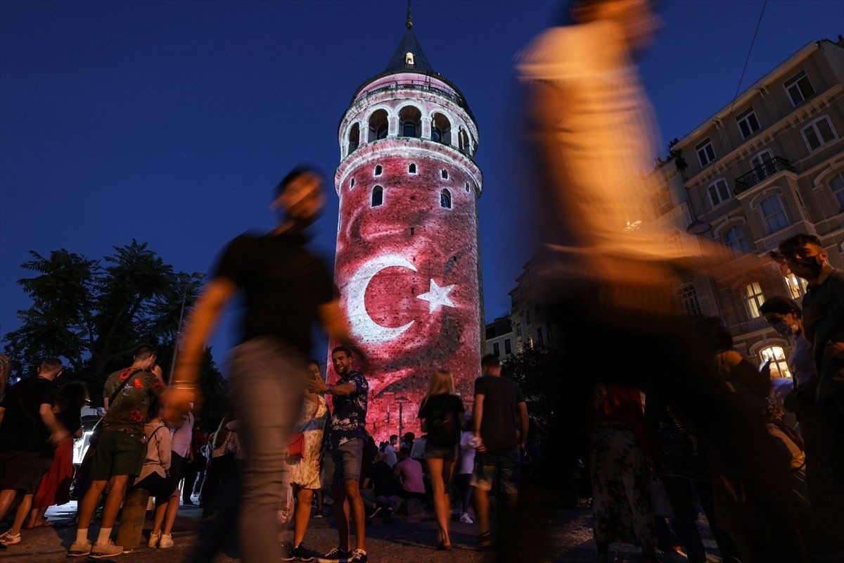 Galata Kulesi, Çamlıca Kulesi ve Ayasofya Meydanı'nda 15 Temmuz temalı gösteri
