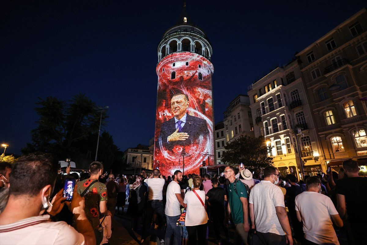 Galata Kulesi, Çamlıca Kulesi ve Ayasofya Meydanı'nda 15 Temmuz temalı gösteri