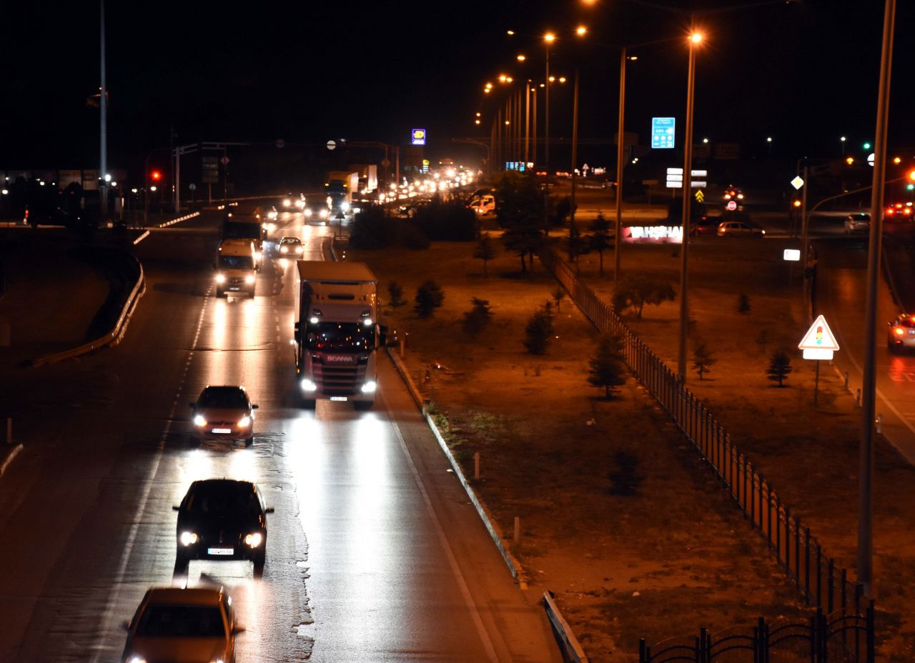 43 ilin geçiş noktası!  "Kilit kavşak" Kırıkkale'de bayram öncesi trafik yoğunluğu başladı