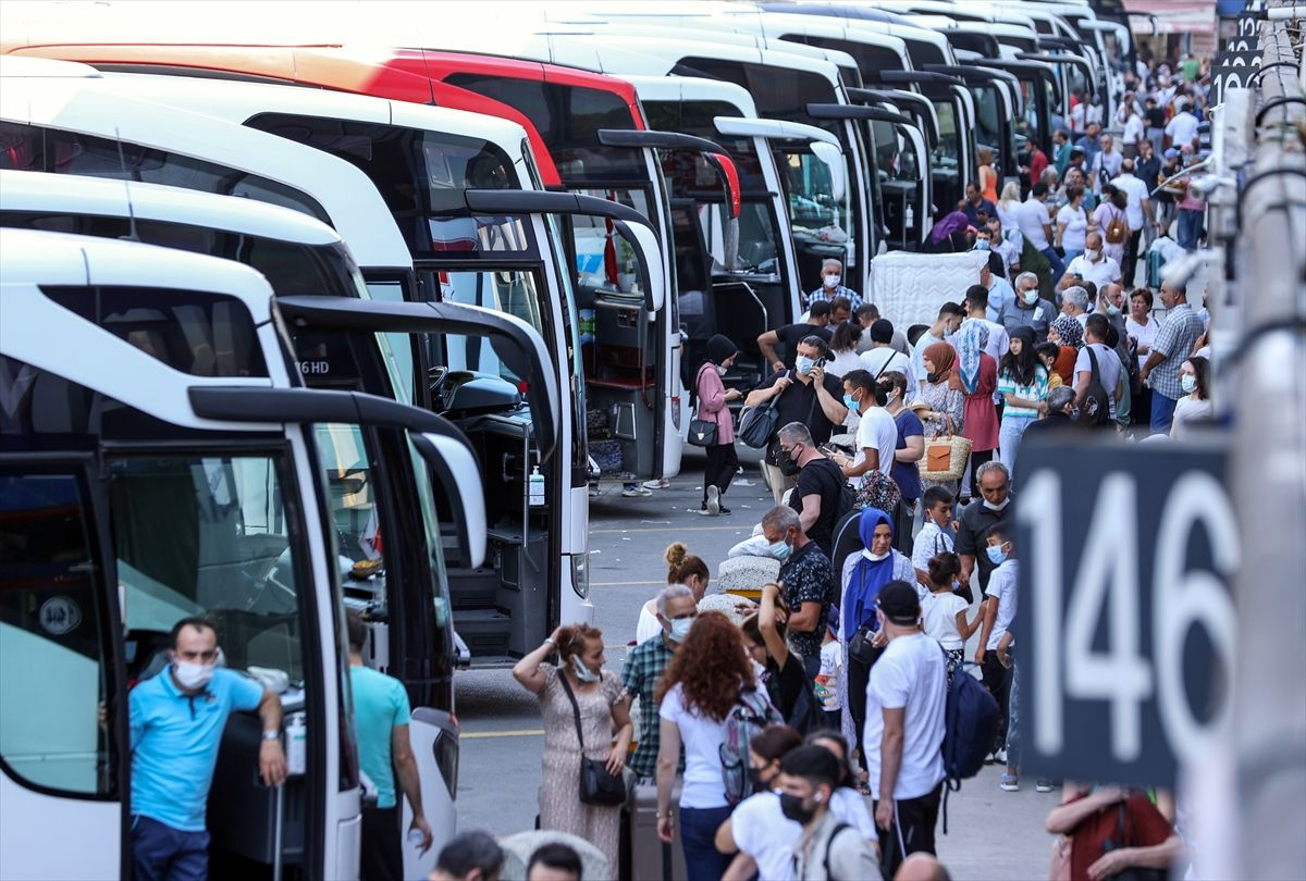 Bayram öncesi hareketlilik! İstanbul'da trafik sakin, havalimanı ve otogarlar tıklım tıklım