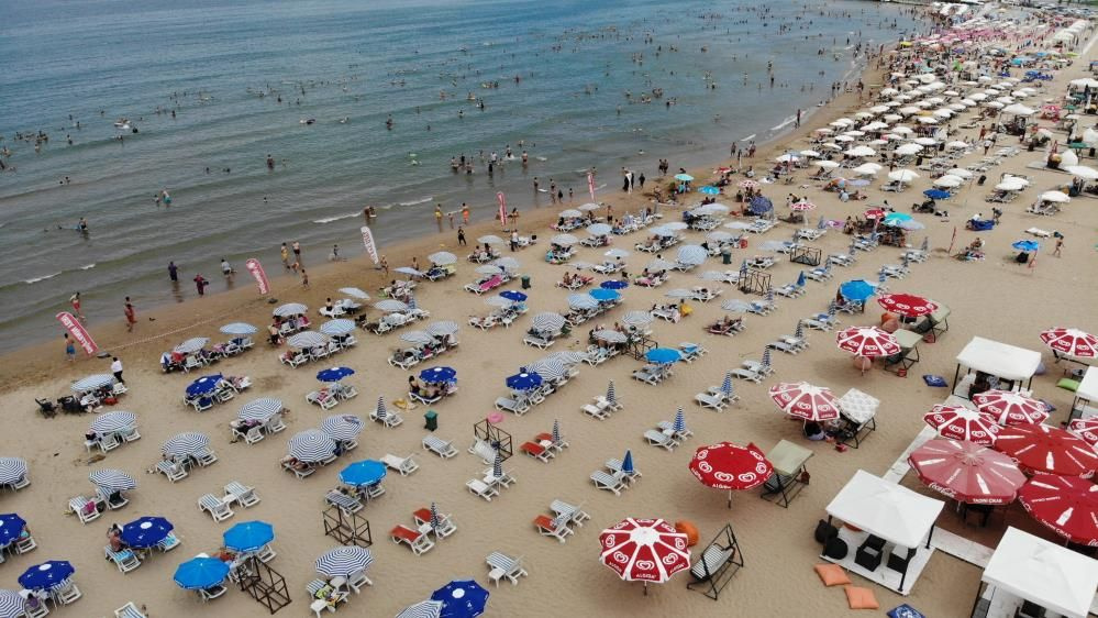 İstanbullular Şile plajlarına akın etti! Adım atacak yer kalmadı