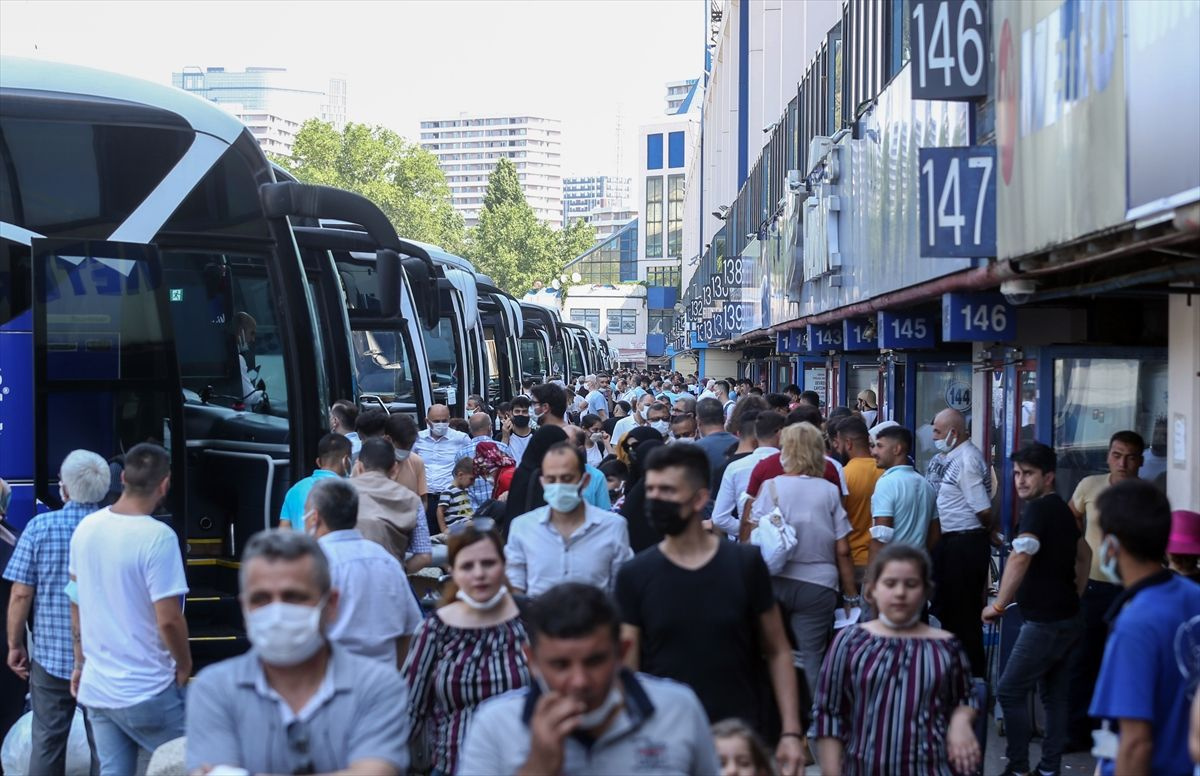 İstanbul trafiği en sakin gününü yaşıyor! Havalimanları ve otogarlar tıklım tıklım