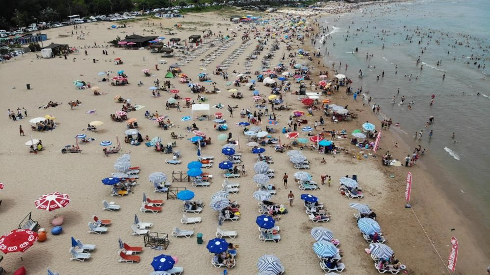İstanbullular Şile plajlarına akın etti! Adım atacak yer kalmadı