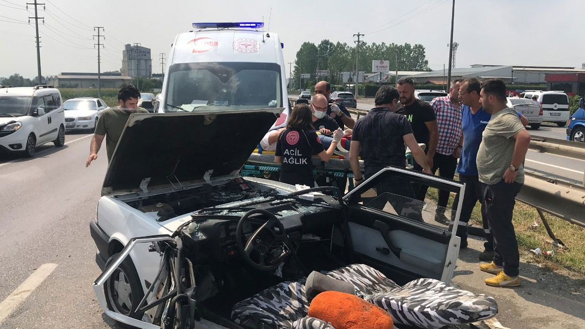 Sakarya'da korkunç kaza! Otomobil ikiye bölündü 6 kişi yaralandı