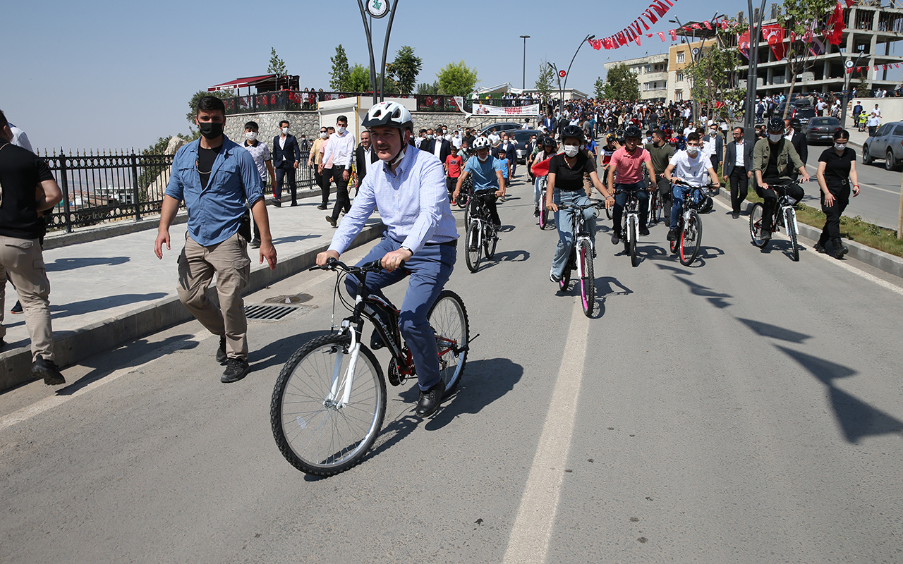 İçişleri Bakanı Soylu halkla bayramlaşıp bisiklet sürdü
