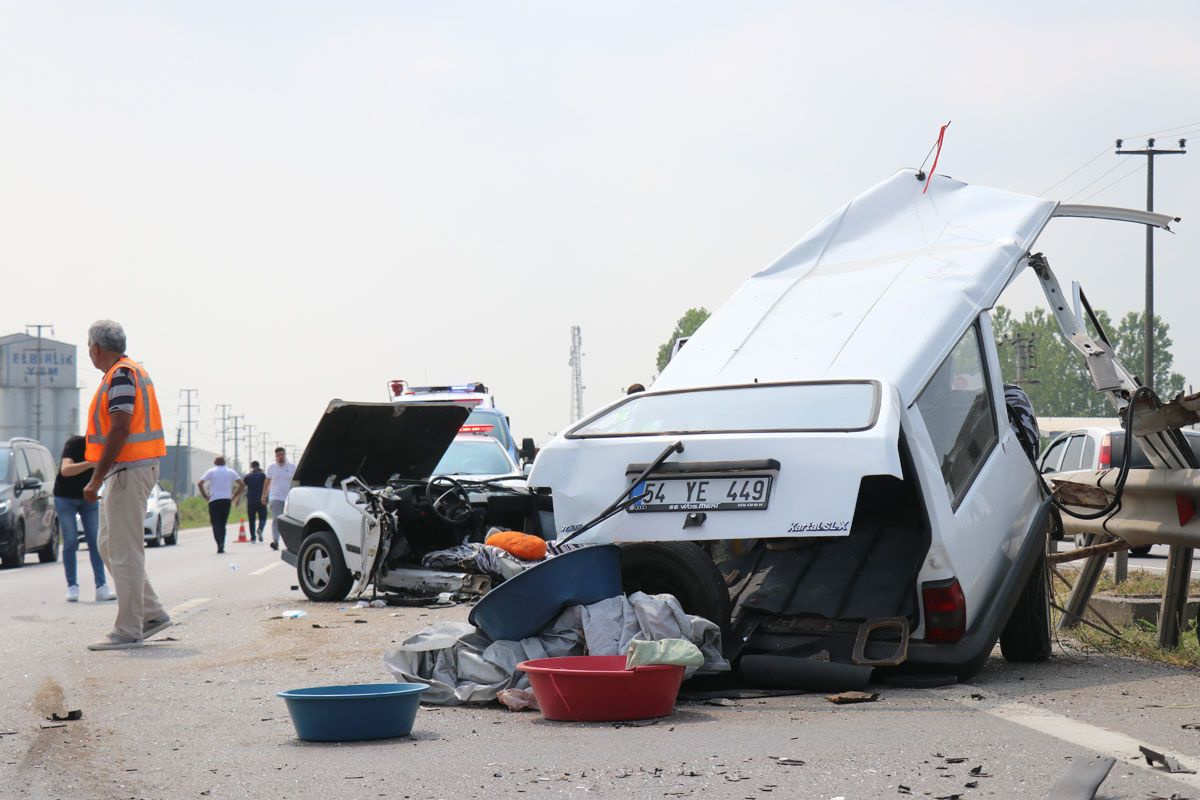 Sakarya'da korkunç kaza! Otomobil ikiye bölündü 6 kişi yaralandı