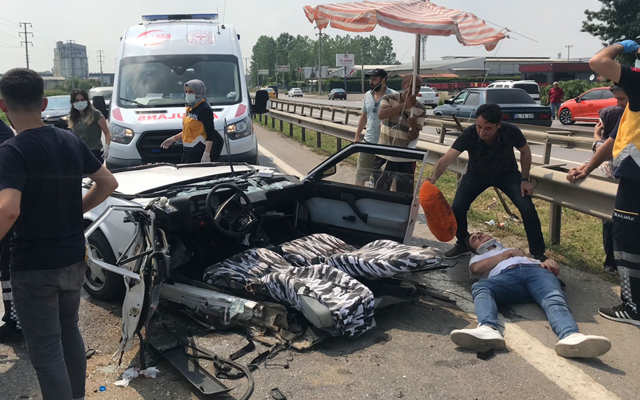 Sakarya'da korkunç kaza! Otomobil ikiye bölündü 6 kişi yaralandı