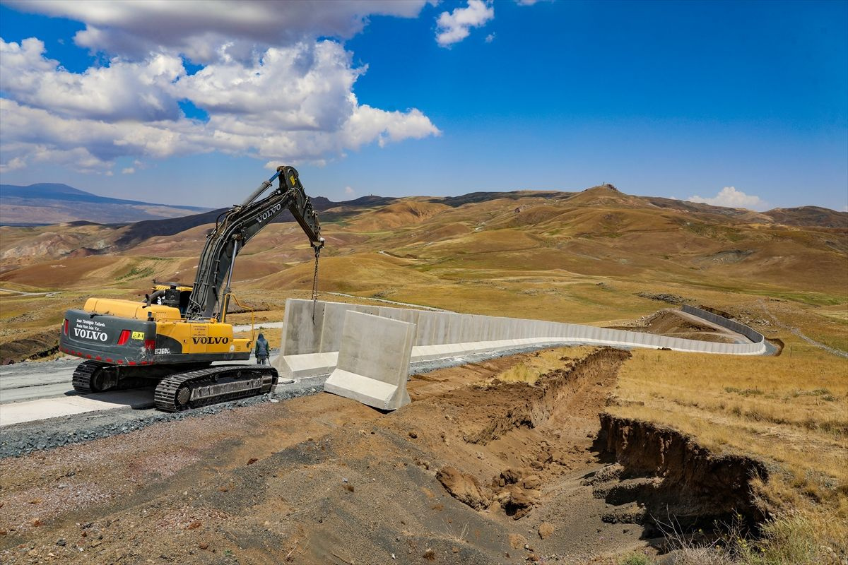 Van-İran sınırına 110 kilometre hendek kazıldı, 76 monoblok ve lego kule inşa edildi