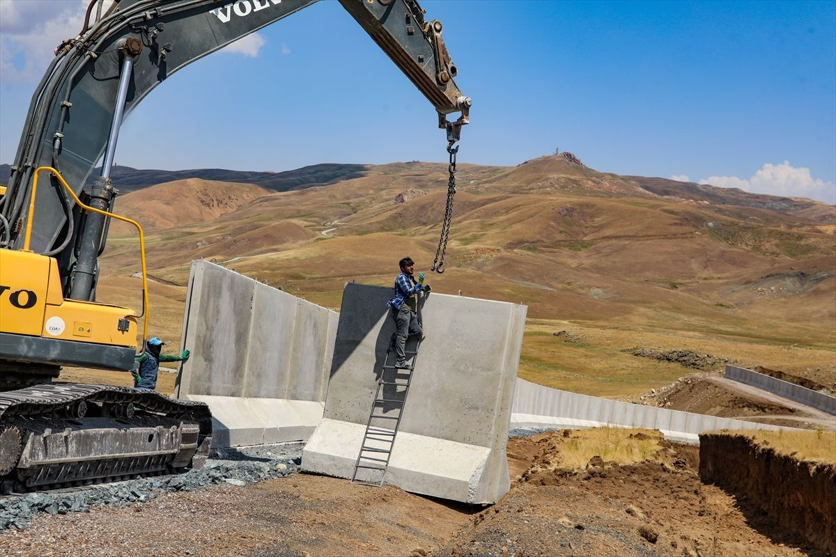 Van-İran sınırına 110 kilometre hendek kazıldı, 76 monoblok ve lego kule inşa edildi