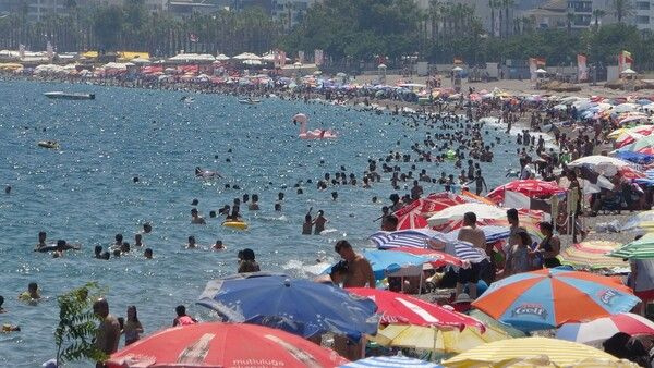 Antalya'da turistler plajlara akın etti! Denize girecek nokta kalmadı