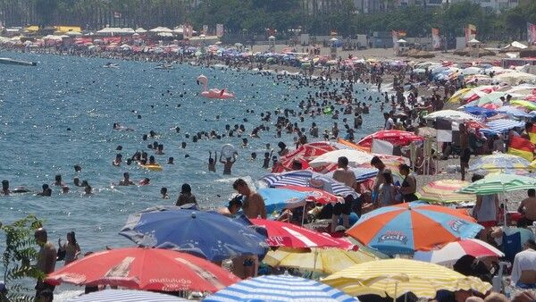 Antalya'da turistler plajlara akın etti! Denize girecek nokta kalmadı