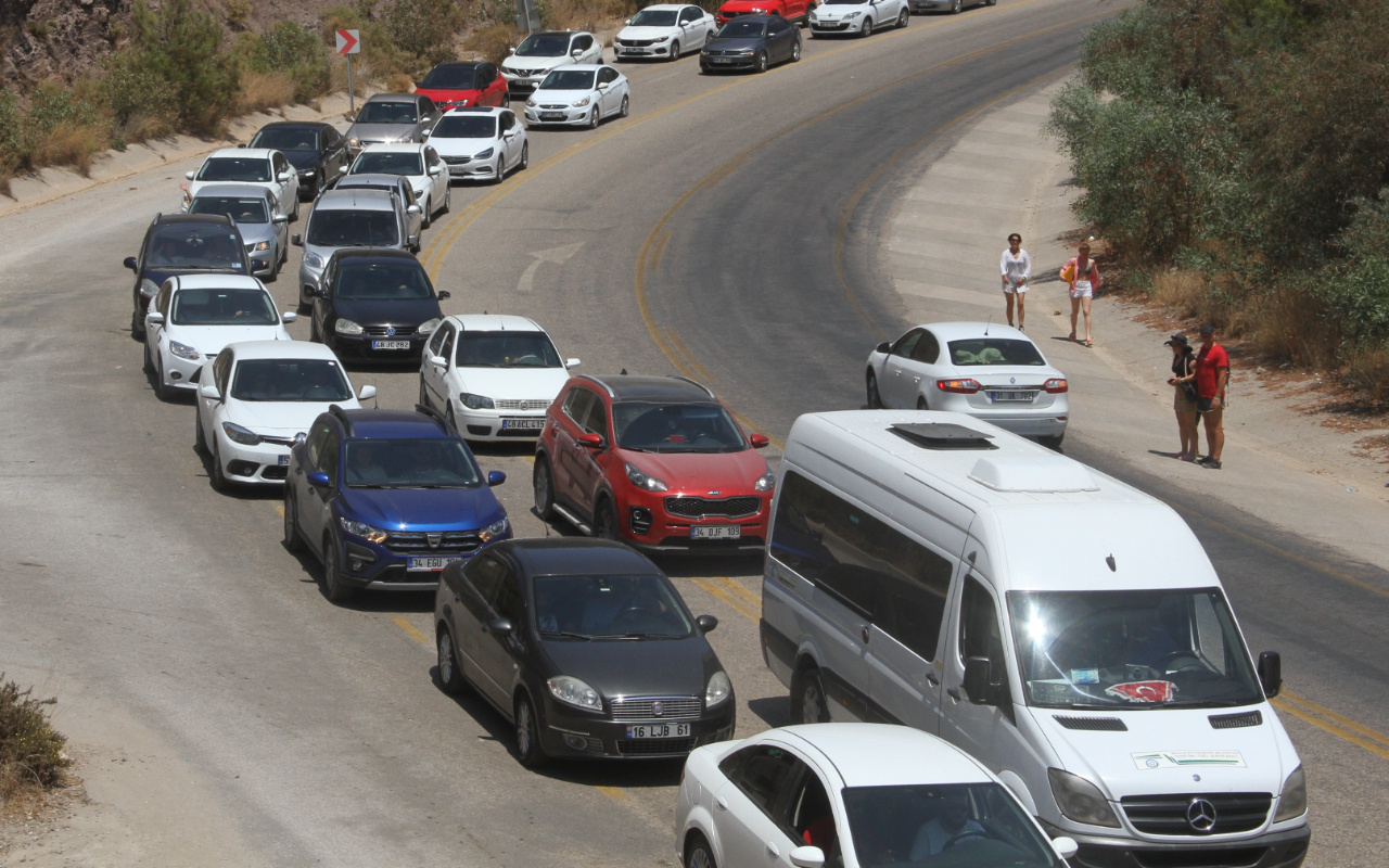 Muğla'da trafik kilitlendi uzun kuyruklar oluştu! kilometrelerce yürüdüler