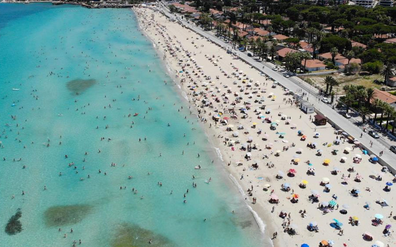 Çeşme’de nüfus 1 milyonu aştı plajlardaki kalabalık havadan görüntülendi