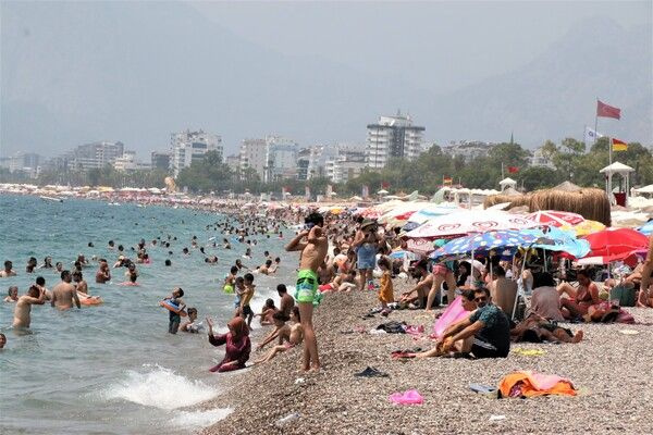 Salgın unutuldu Antalya'da plajlar doldu taştı! Adım atacak yer kalmadı