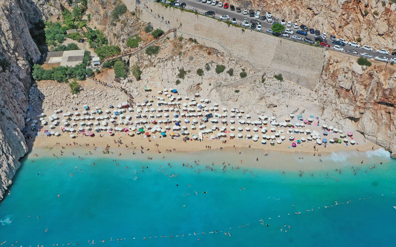 Dünyaca ünlü Kaputaş Plajı'ndaki yoğunluk drone ile görüntülendi