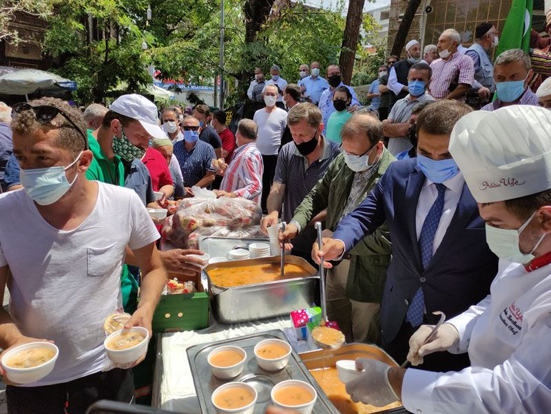 Bursa'da senede bir defa pişiyor içmek için uzak yollardan geliyorlar