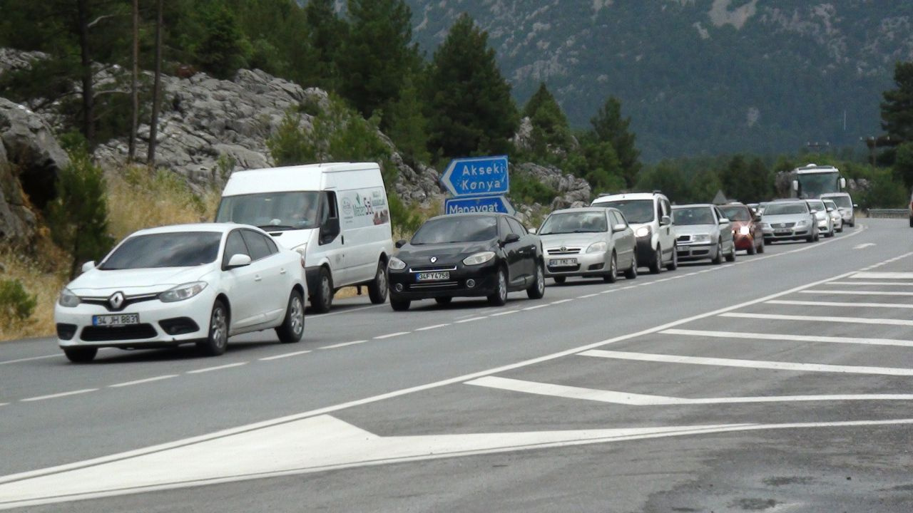 Bayram dönüşü çilesi başladı! Kilometrelerce kuyruk oluştu Antalya Muğla Çanakkale Samsun'da trafik kilitlendi