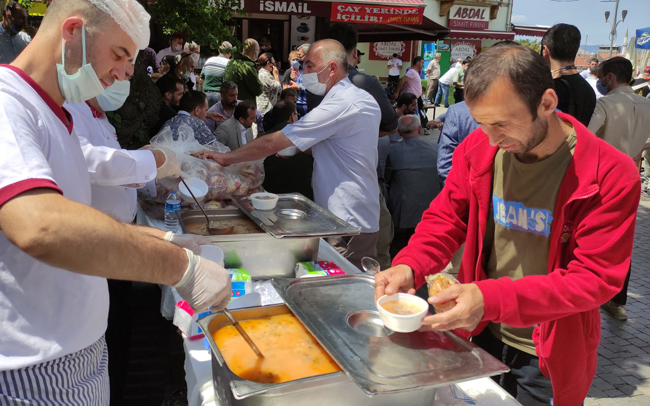 Bursa'da senede bir defa pişiyor içmek için uzak yollardan geliyorlar