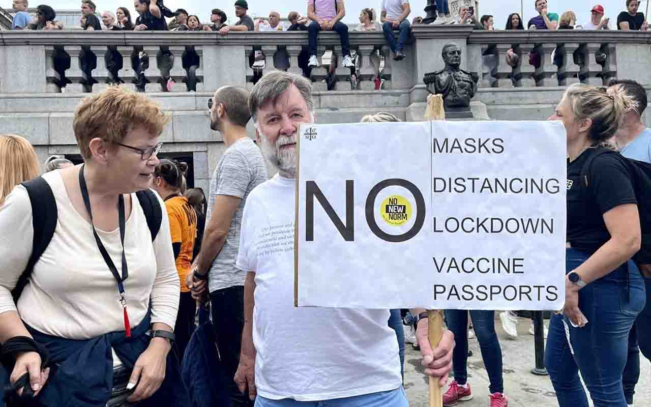 4 Avrupa ülkesinde koronavirüs önlemleri protesto edildi 'Kısıtlamalara hayır'