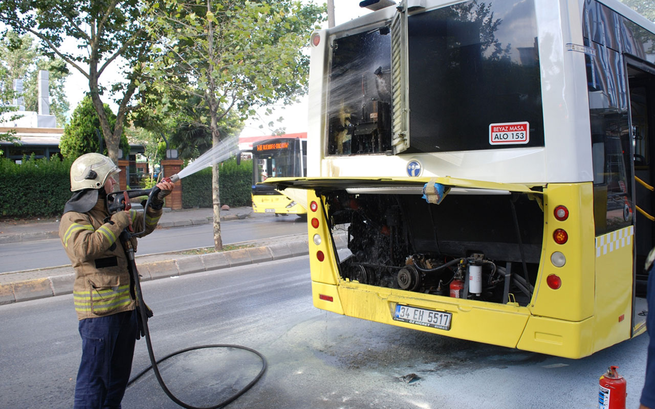 Ataşehir'de seyir halindeki özel halk otobüsünde çıkan yangın söndürüldü