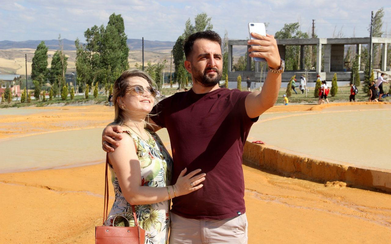 Turistler akın etti! Sivas'ta altın sarısı rengi görenler telefona sarıldı: İlk kez...