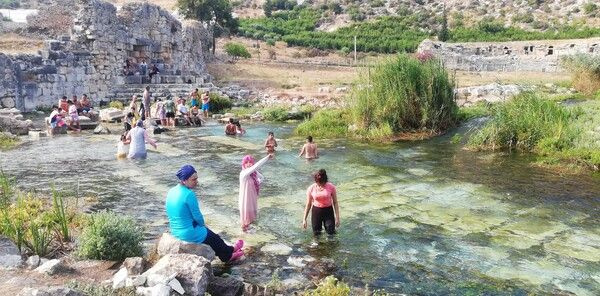 Antalya'ya turistler akın etti! Bu havuzlarda yüzmek için kilometrelerce yol geliyorlar